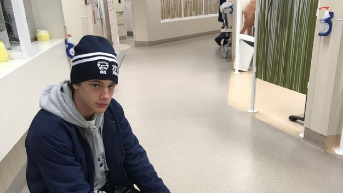 Un noi surt d'una platja australiana amb les cames devorades per uns 'polls' marins