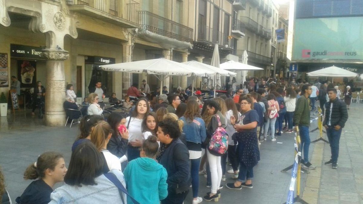 Dulceida inunda Reus de gent amb la seva visita