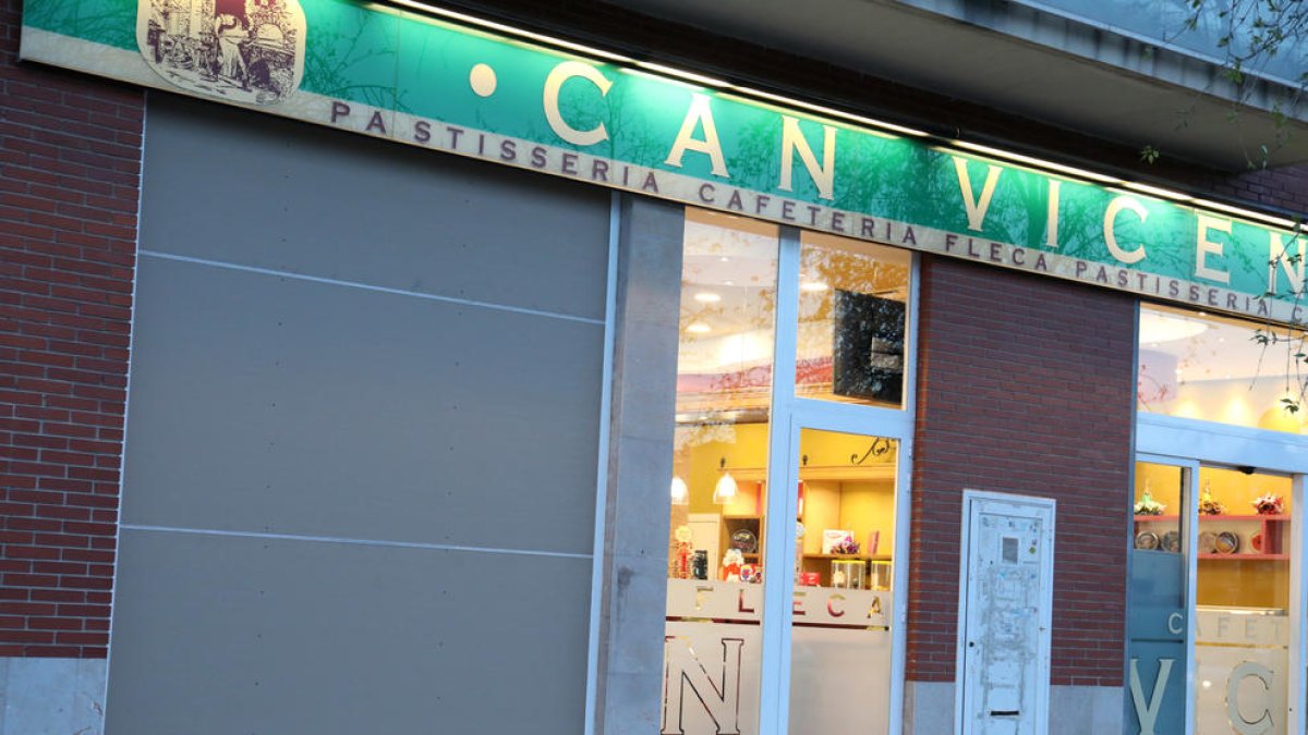 Estampan una furgoneta contra una panadería y roban la caja registradora
