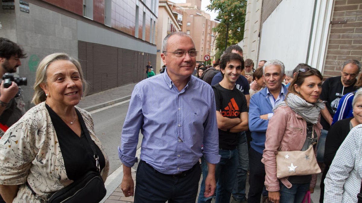 Llargues cues i problemes informàtics puntuals en la jornada de l'1-O a Reus