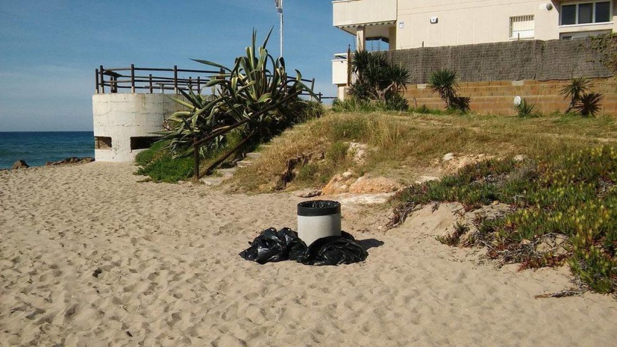 La platja del Francàs acumula brossa des del diumenge passat