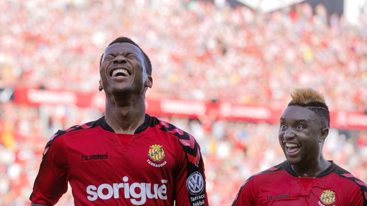 Uche, a l'esquerra, al costat de Lévy Madinda.