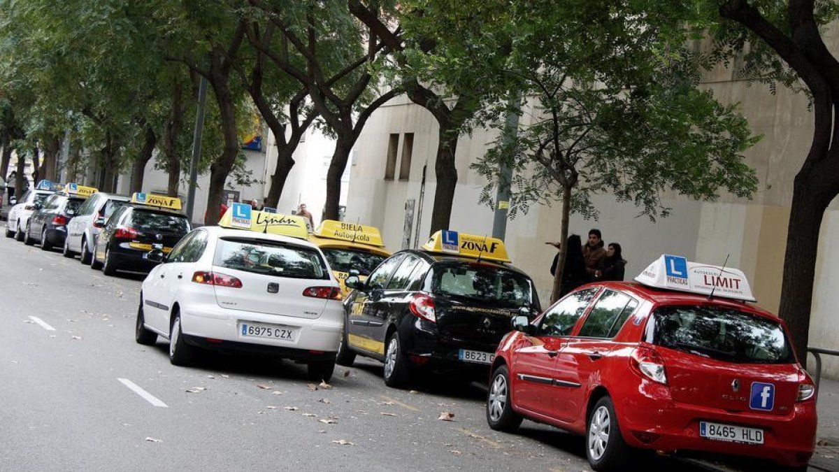 La 'crisi' d'examinadors enfronta els membres de l'Associació d'Autoescoles