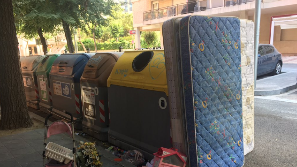 Segueixen incrementant les queixes veïnals per l'estat dels contenidors