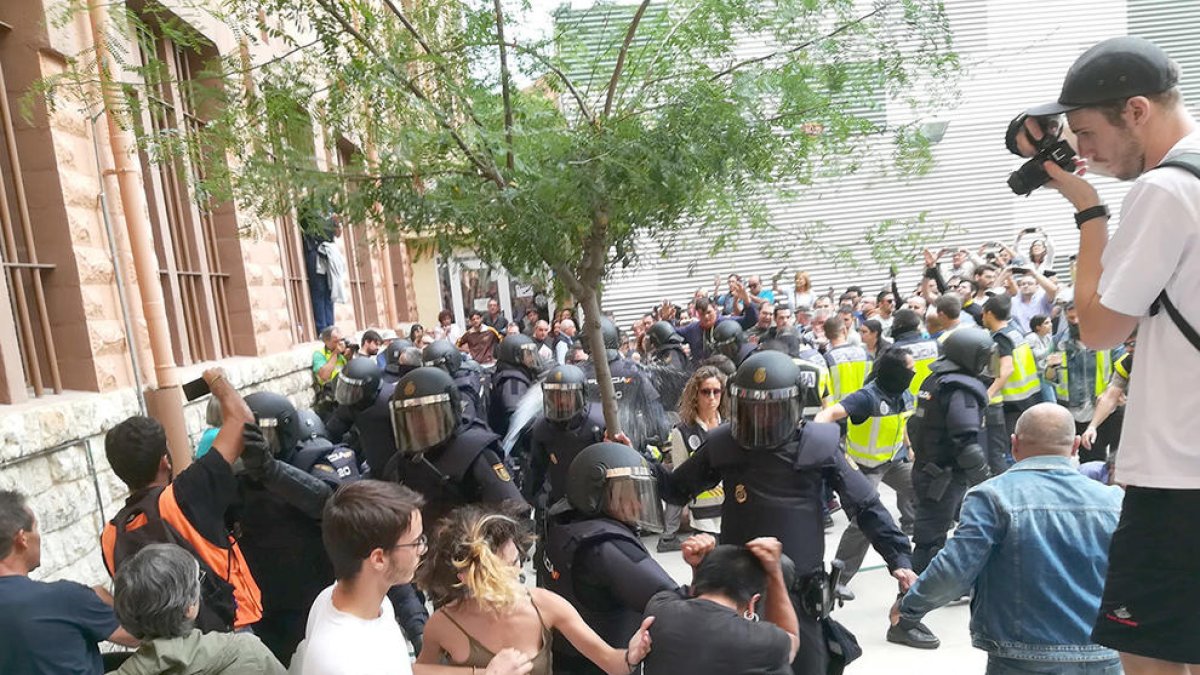 La policia espanyola carrega a l'Institut Tarragona d'on s'emporta les dues úniques urnes
