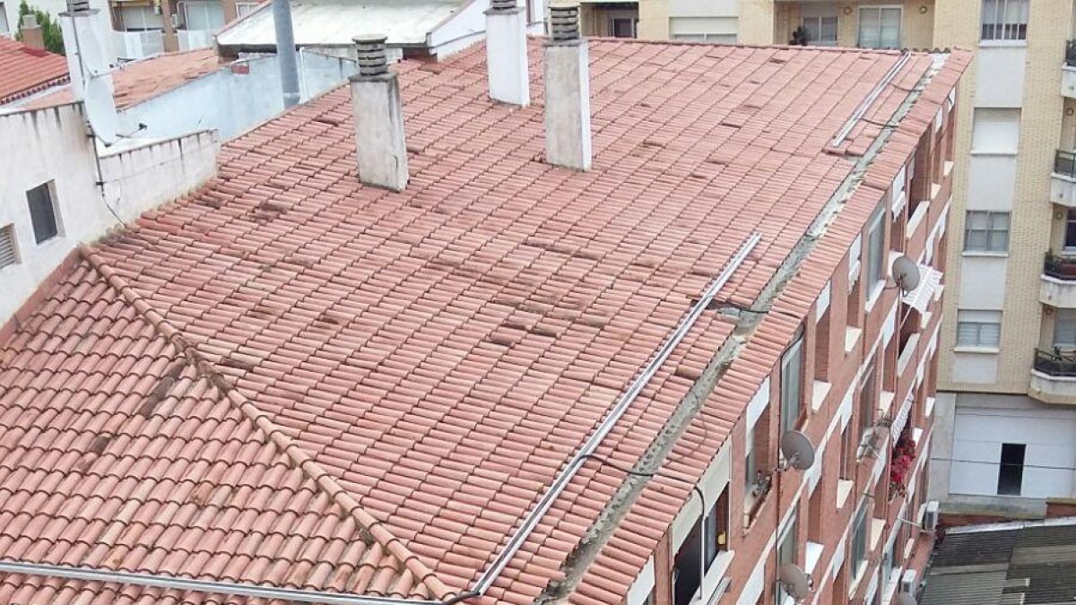 Preocupació entre els veïns de l'associació del Santuari per un sostre d'amiant