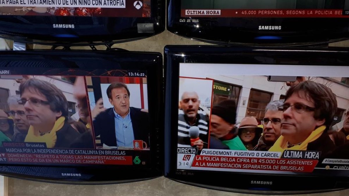 La piulada d'un periodista de TV3 lamentant el tracte que han de donar a la manifestació de Brussel·les