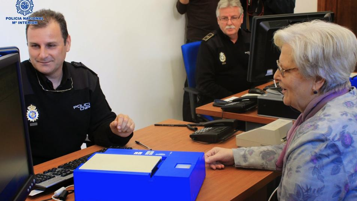 Mil euros de multa per no dur el DNI a sobre