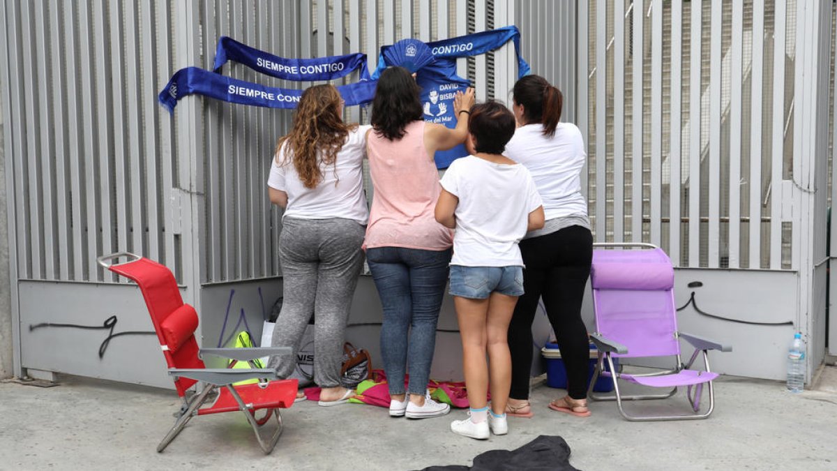 Dos dies a les portes de la TAP fent cua pel concert de David Bisbal