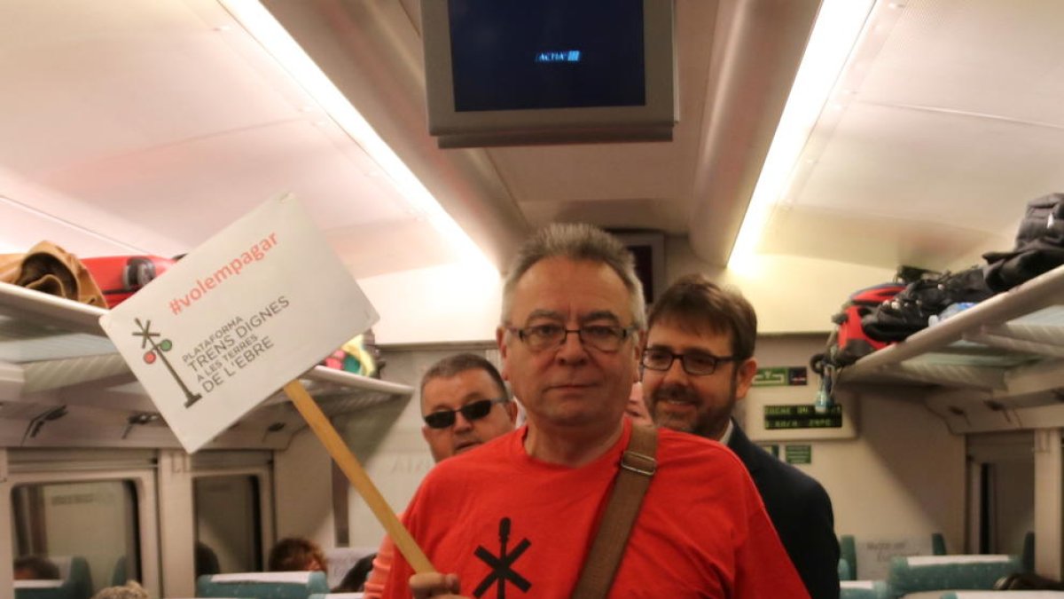El portavoz de Trens Dignes, Josep Casadó, en uno de los vagones del Euromed, durante la reivindicación de este miércoles.