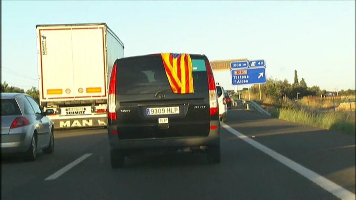 Una marxa lenta per «la llibertat dels presos polítics» causa retencions a l'AP-7 a l'Ebre