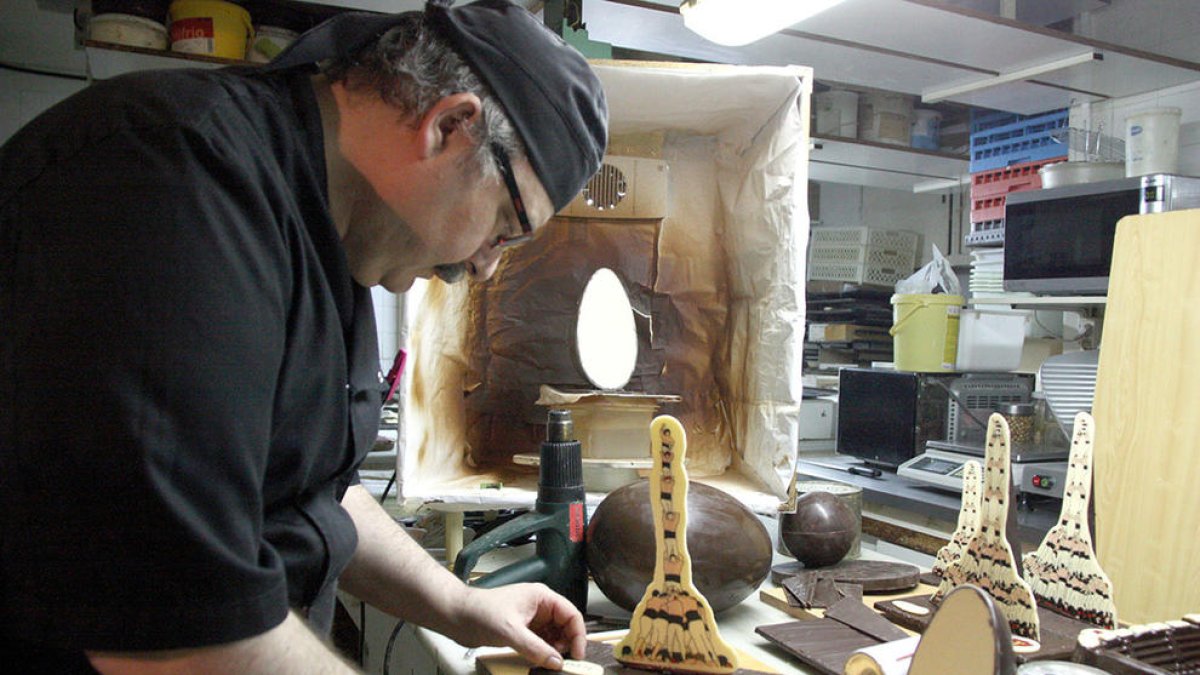 La policia reté el propietari de la pastisseria Conde després d'entregar una comanda