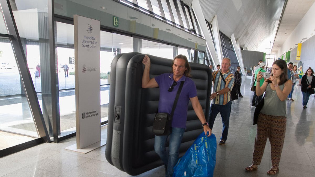 Treballadors de l'Hospital Sant Joan inicien 24 hores de tancament per les retallades