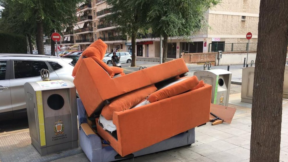 El teléfono verde recibe más llamadas que nunca pero el incivismo sigue al alza