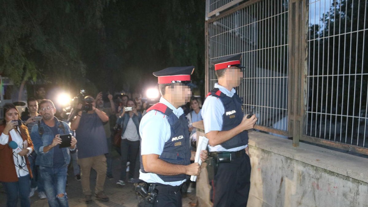 Los Mossos defienden que han actuado cumpliendo «las órdenes con los principios que inspiran» su «noble profesión»