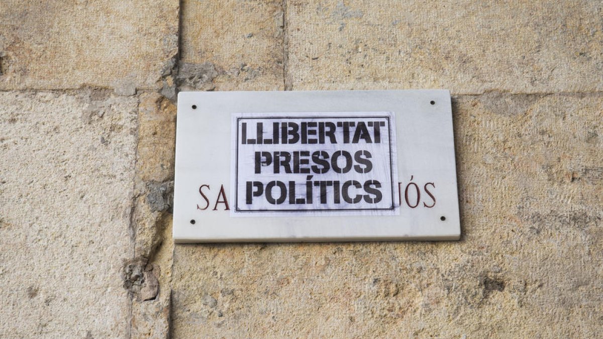 Empapelando calles y placas