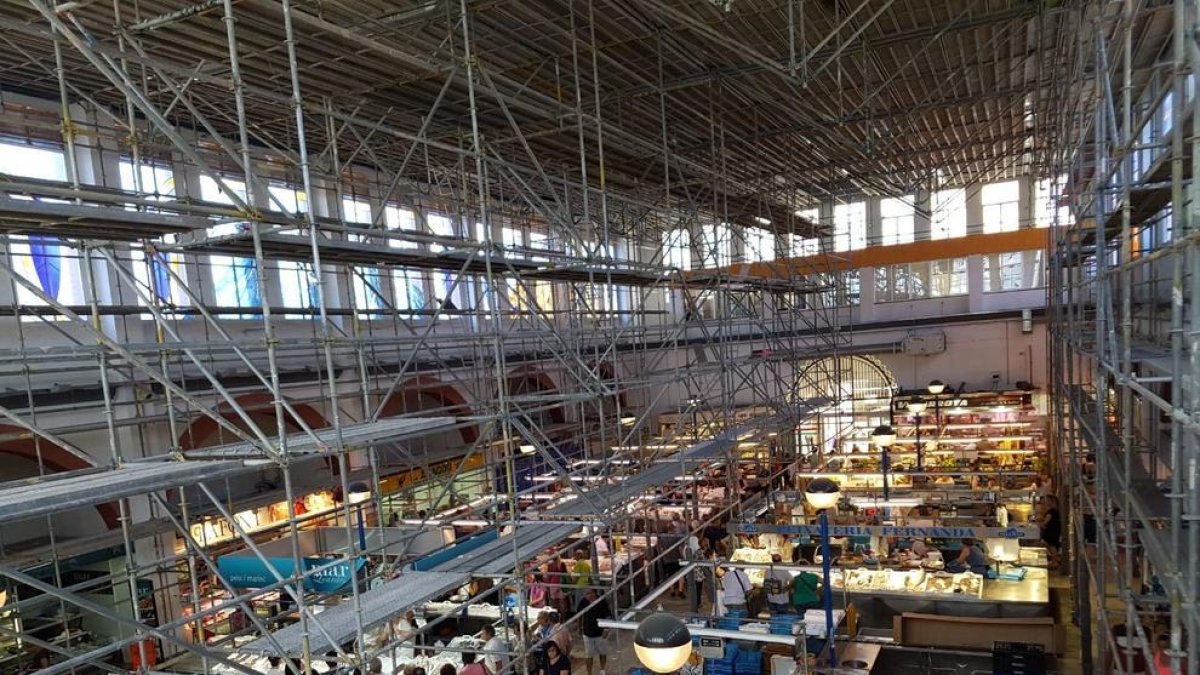 Comença la rehabilitació del mercat municipal d'Amposta mantenint-hi l'activitat
