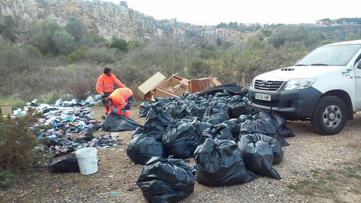 Retiren la brossa de l'abocador il·legal del Llorito
