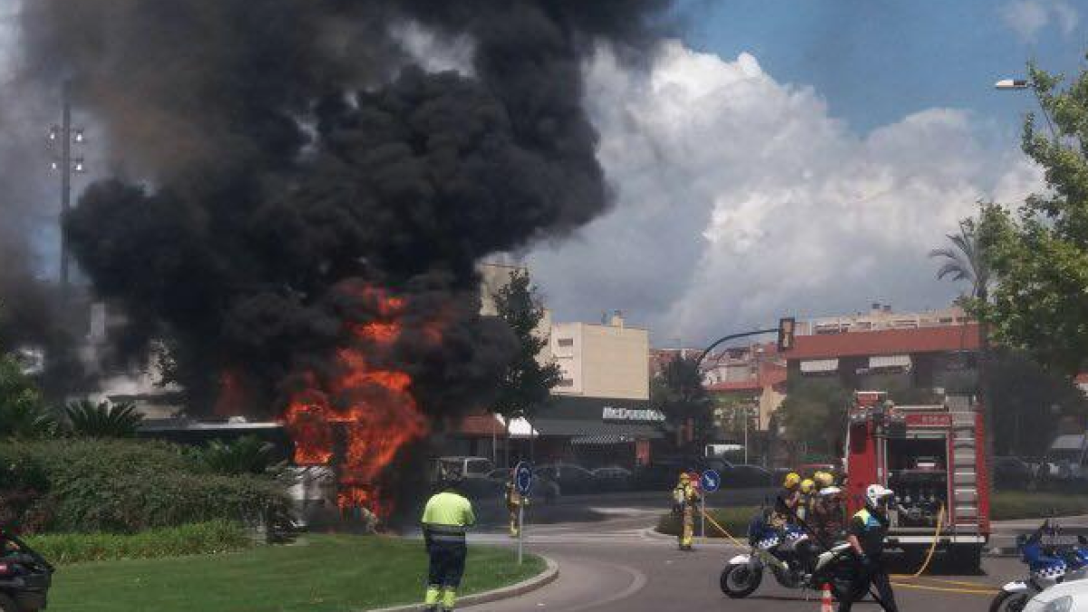 Un autobús s'incendia a Reus quan circulava per la carretera de Salou