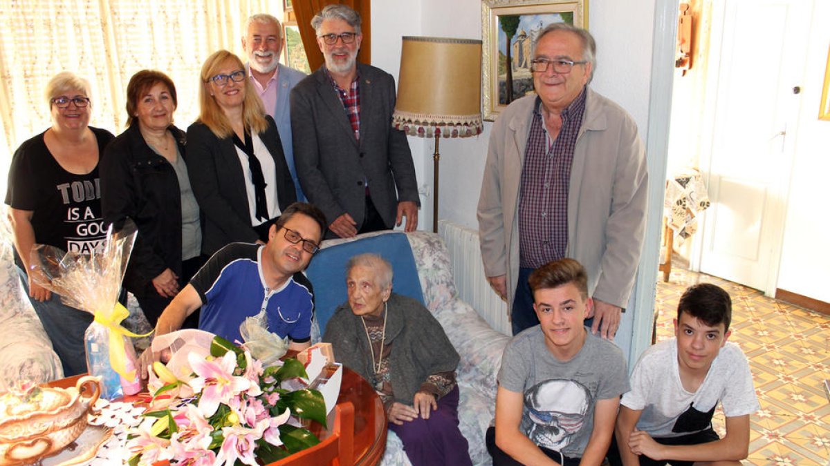 La abuela del Perelló Mercedes Bladé recibe un homenaje por su centenario