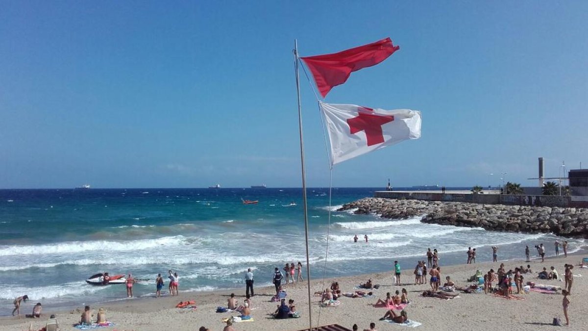 Busquen un banyista desaparegut a la platja del Miracle de Tarragona
