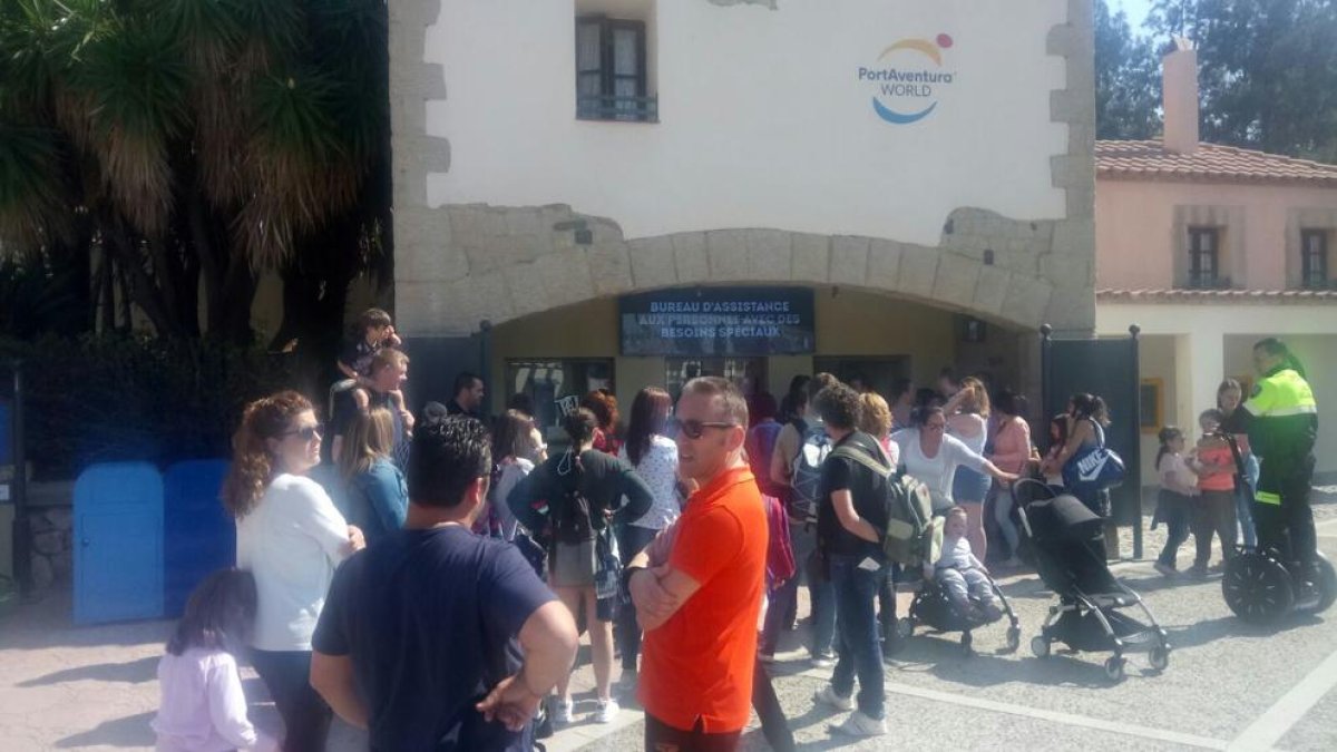El servei d'acreditació de mobilitat reduïda de Port Aventura se satura el dia de la inauguració