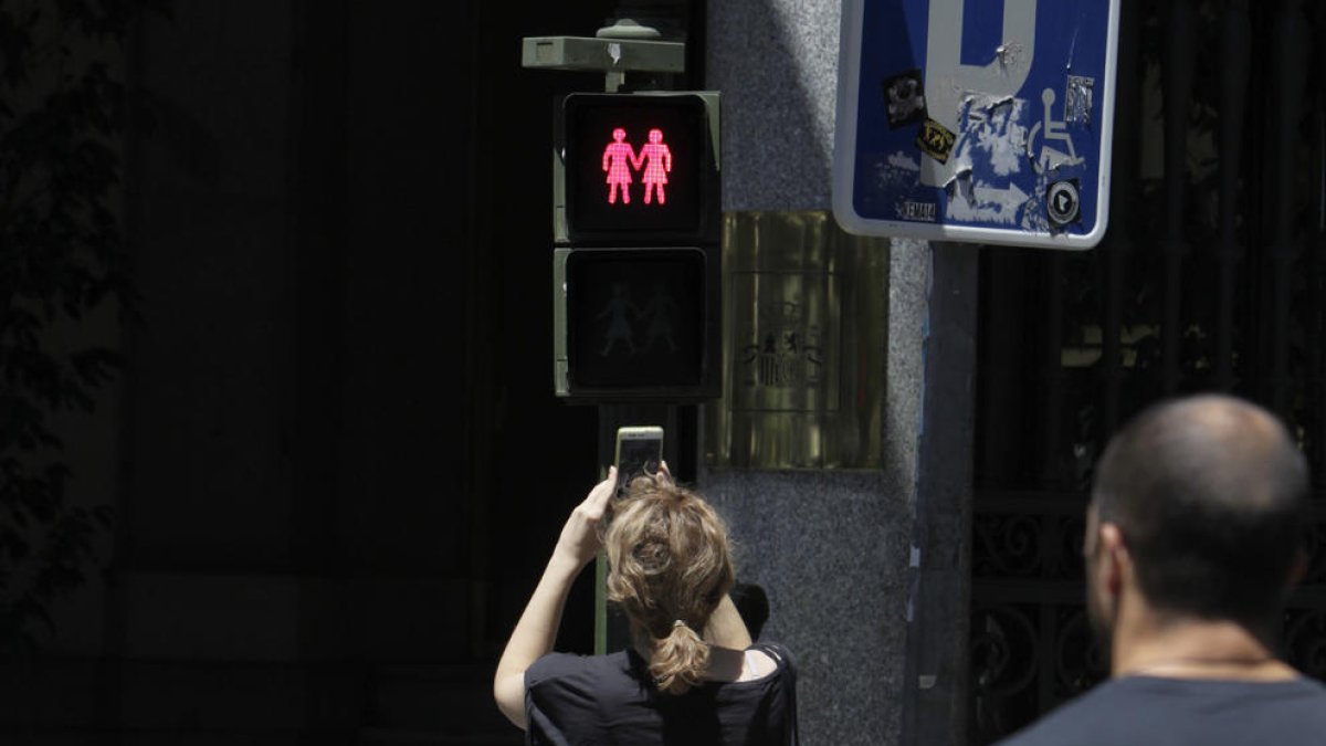 Madrid instala semáforos con parejas homosexuales con motivo del World Pride 2017