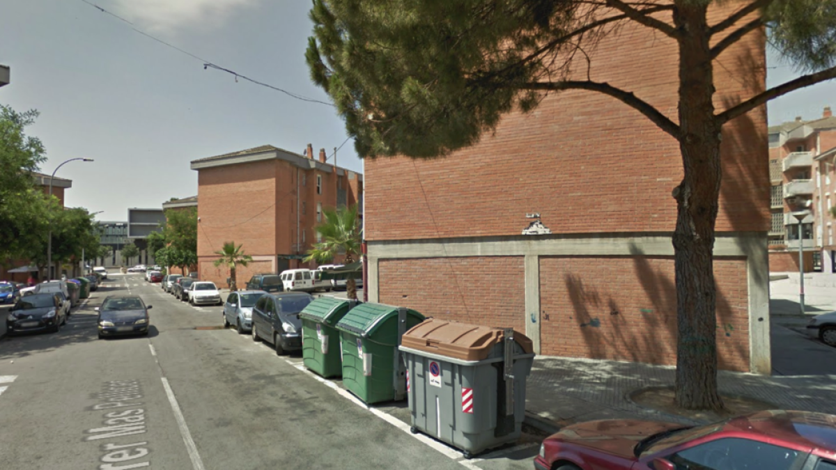 El incendio de tres contenedores en Reus afecta en un coche