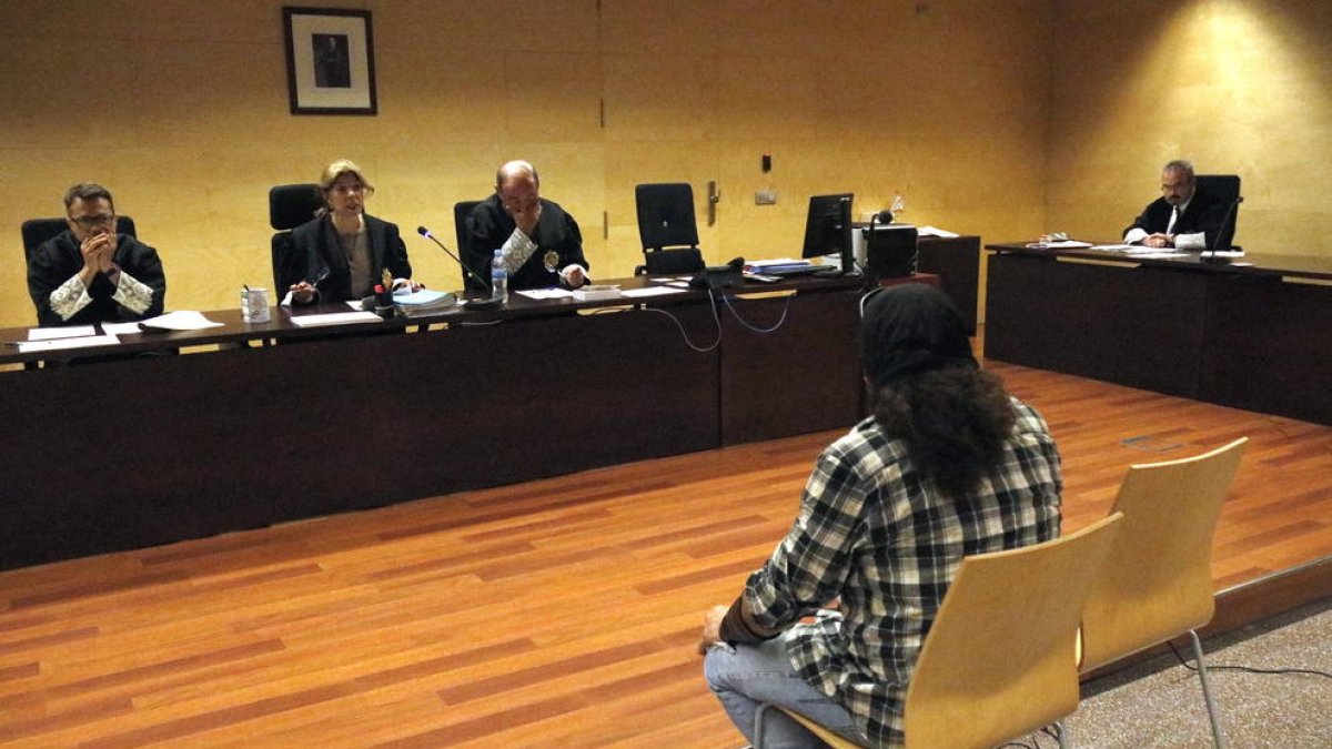 Condenan al vecino que atacó a un hombre con un machete gritando «The Walking Death»