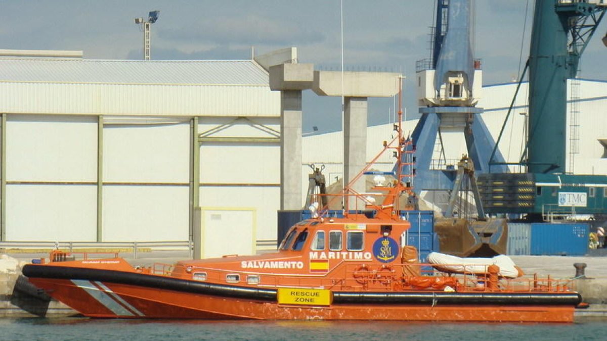 Rescaten un home de 65 anys que ha bolcat mentre anava en kayak a Alcanar