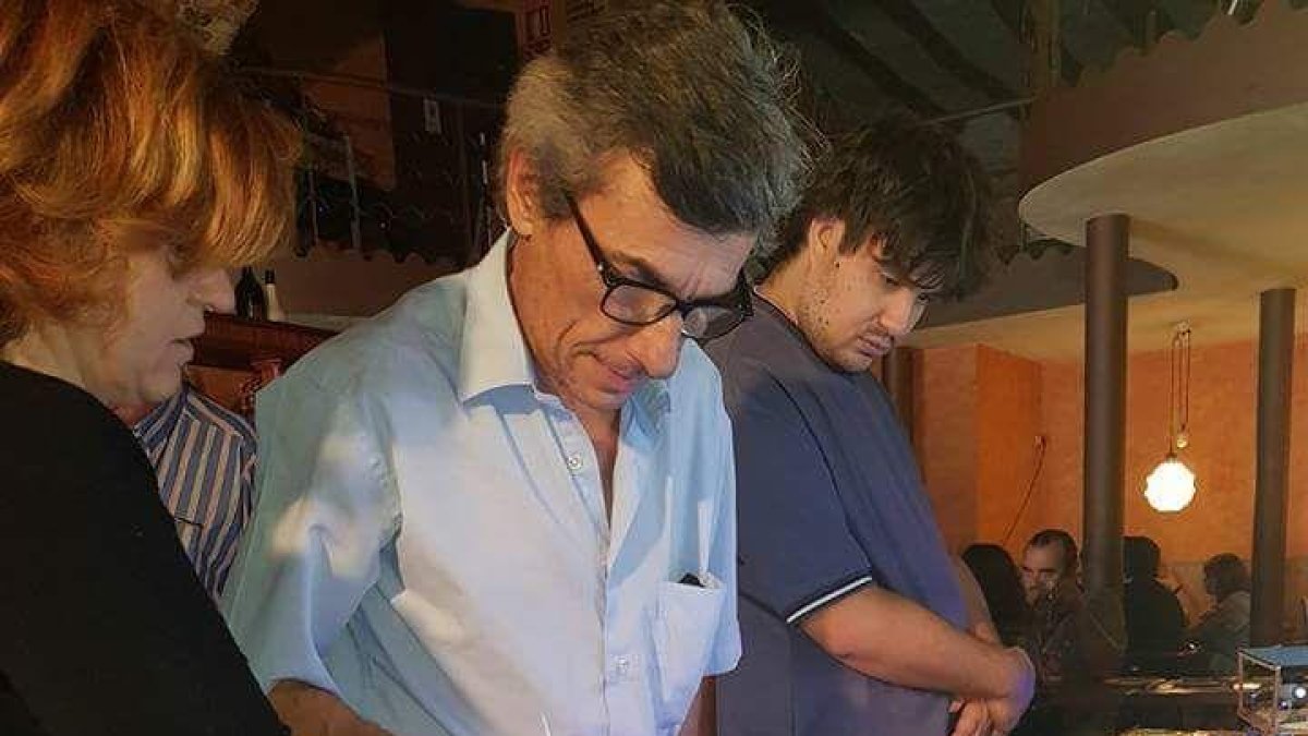 Un veí de Vallmoll exposa la baldufa més petita del món, entre d'altres miniatures