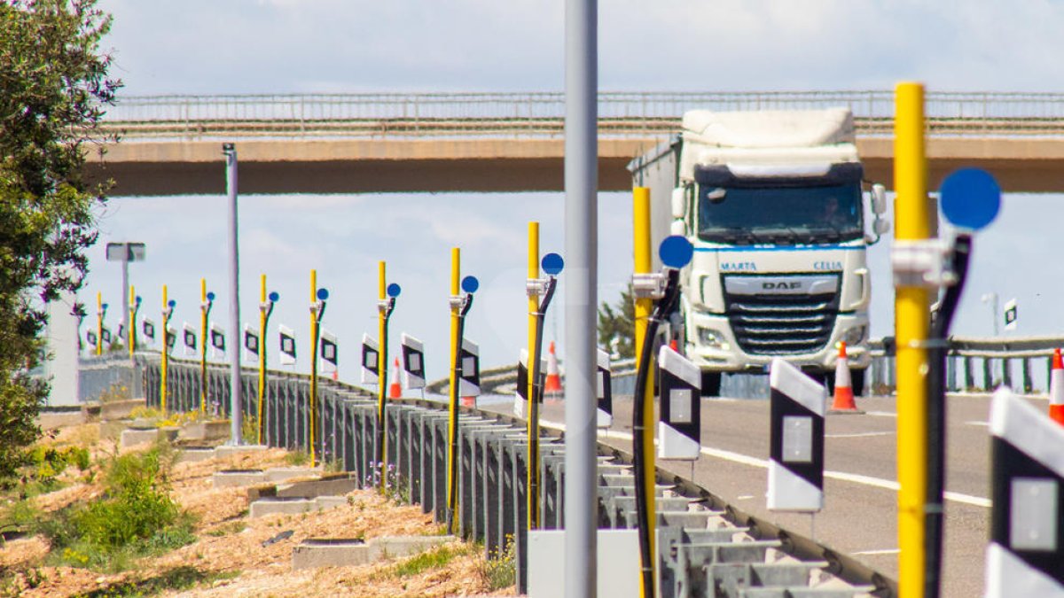 Así son los láseres del AP2 que dibujarán el límite de los carriles de la autopista cuando haya niebla