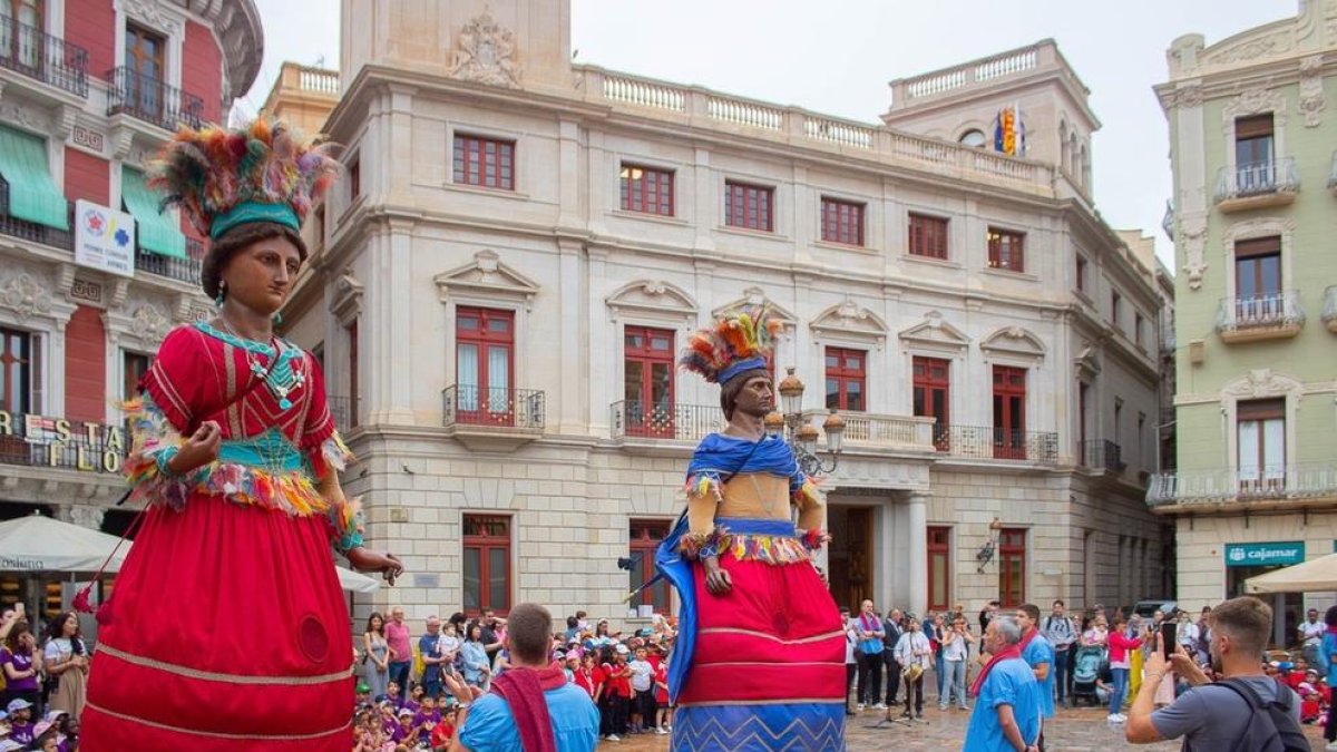 Imagen de los gegants indis de Reus durante el baile de Corpus.