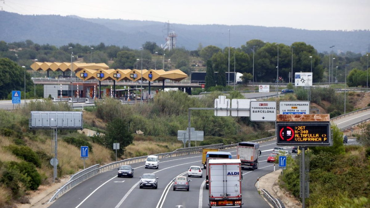 Més de 2 milions de camions desviats cap a l'autopista en el primer any de restriccions a l'N-340 i l'N-240