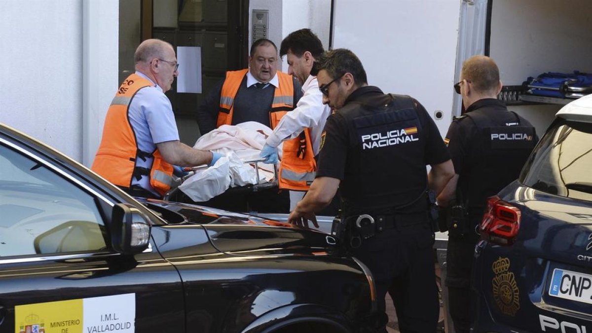 Momento en que retiran el cadáver de la mujer asesinada en Valladolid.