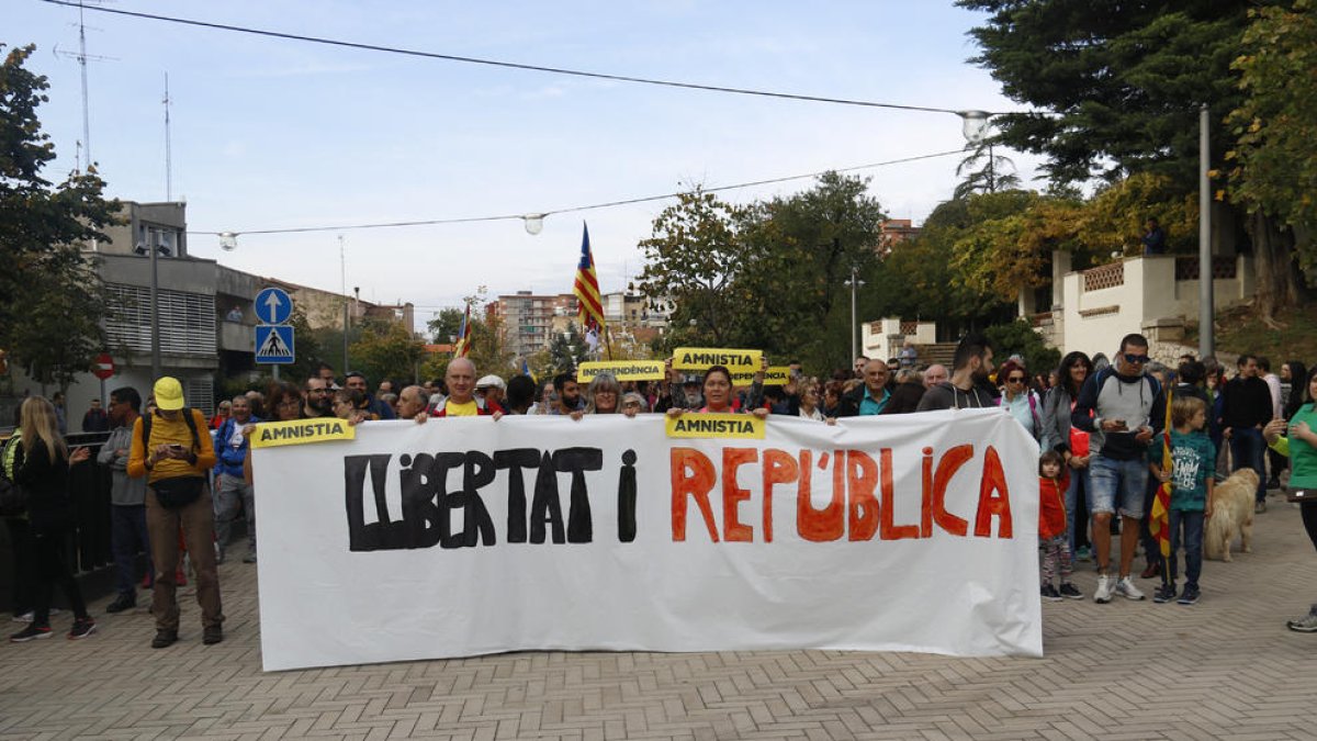 Unas 300 personas participan en una marcha por la libertad de Figueres al Puig de les Basses