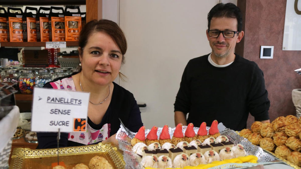 Puigdemont, Tuesta, urnas y lazos amarillos: los innovadores panellets de una pastelería de l'Espluga de Francolí