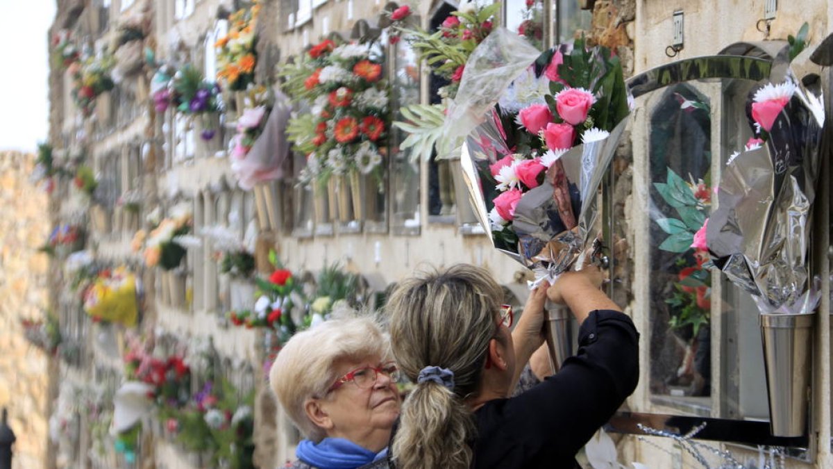 Miles de familias llenan los cementerios por Todos los Santos para recordar a los difuntos