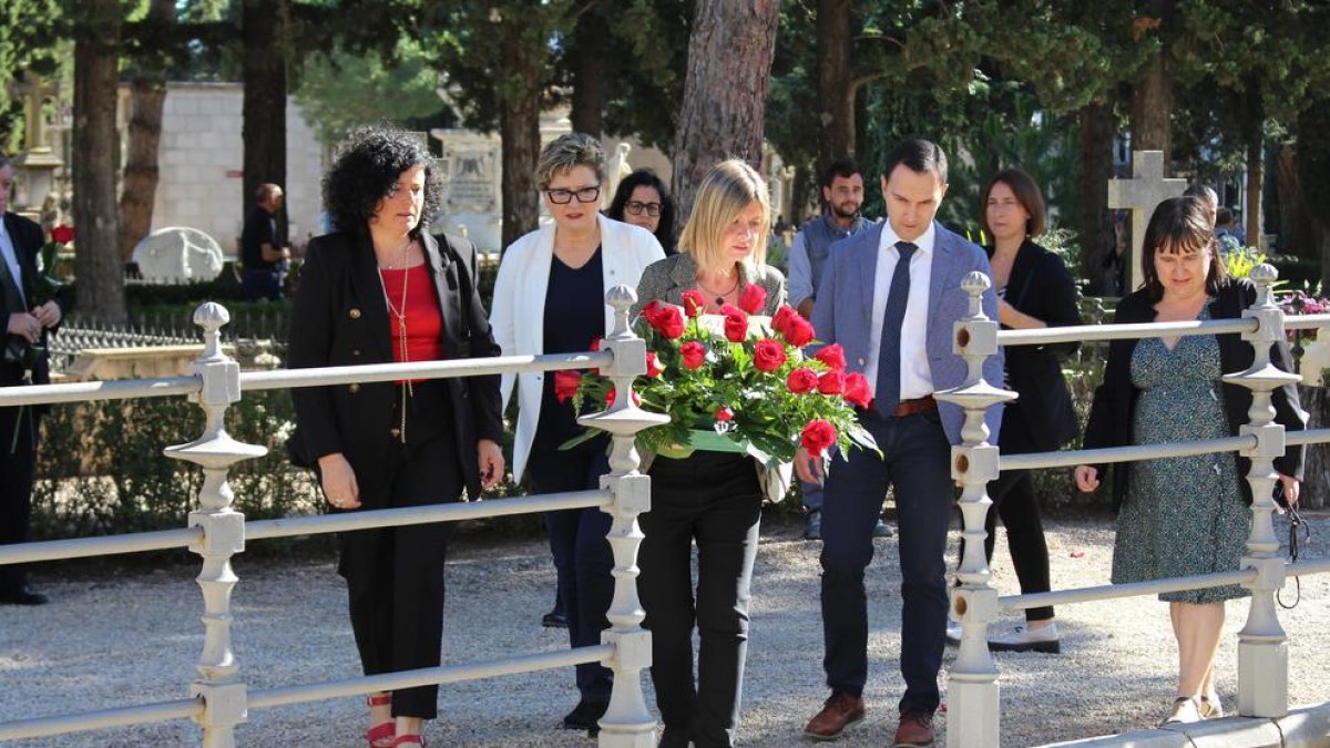 Ofrenda floral en el Cementerio General de Reus con motivo de Todos los Santos