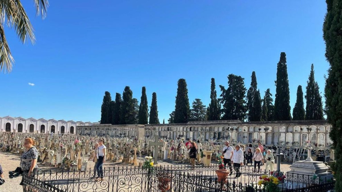 Ofrena floral al Cementiri General de Reus amb motiu de Tots Sants