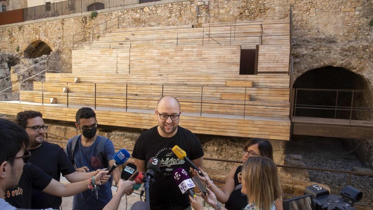 Las gradas de la Plaza de los Cedazos, abiertas al público pero con vigilancia