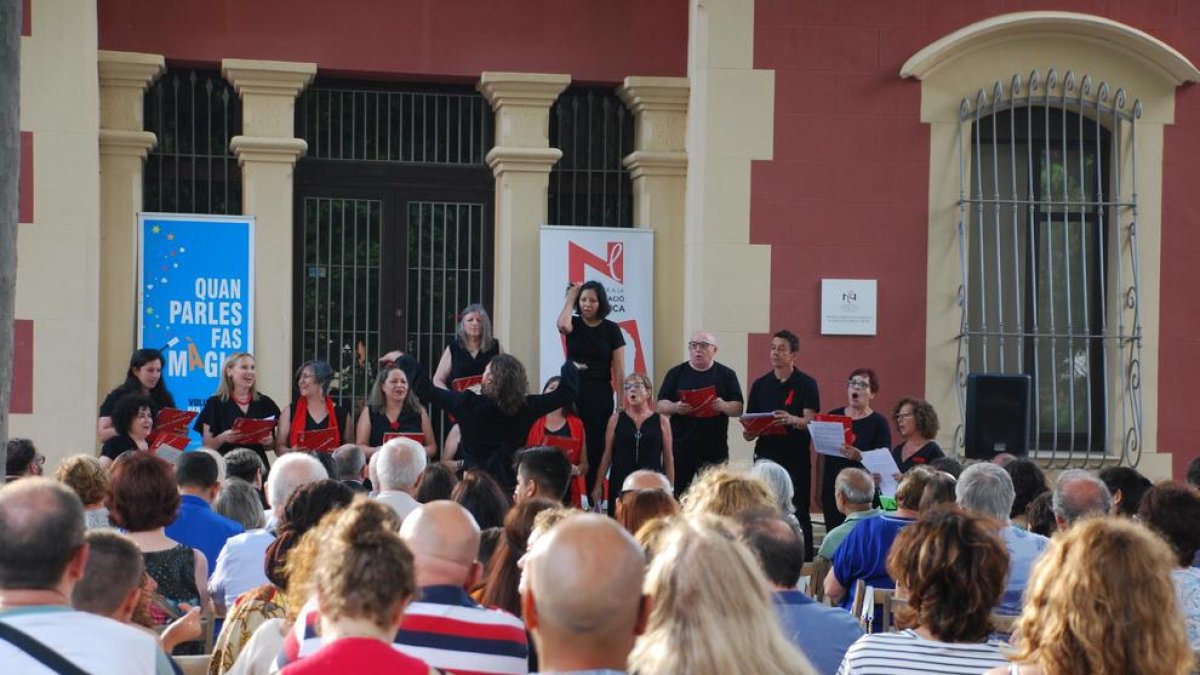 Música i màgia per acabar els cursos de català a Reus