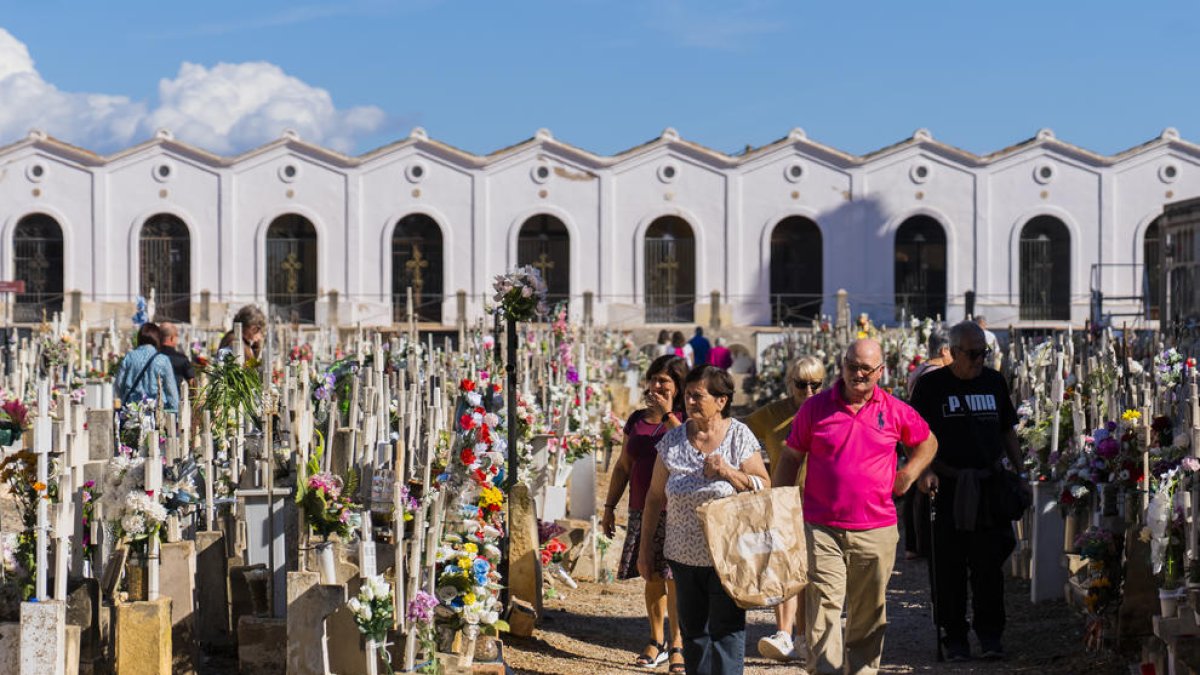Las estrellas brillan de día en Reus en un cementerio lleno en recuerdo de los difuntos