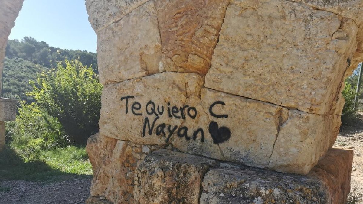 Pillan a cuatro menores de 14 años como autores de pintadas en el puente del Diablo de Tarragona