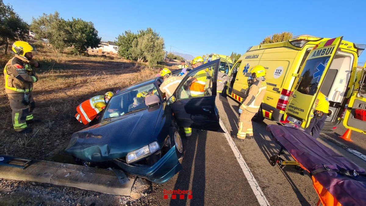 Muere la pasajera de un turismo que chocó contra un muro en una salida de vía a l'N-235 en l'Aldea