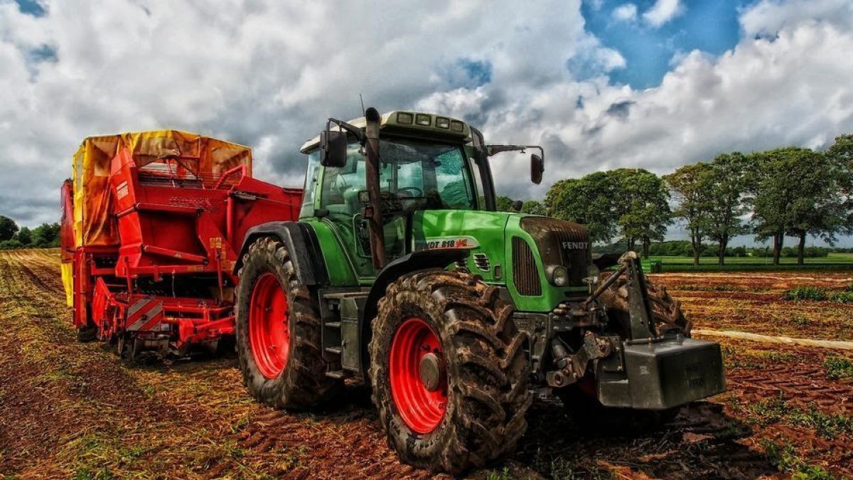 Un home mor a Bot en bolcar el tractor que conduïa