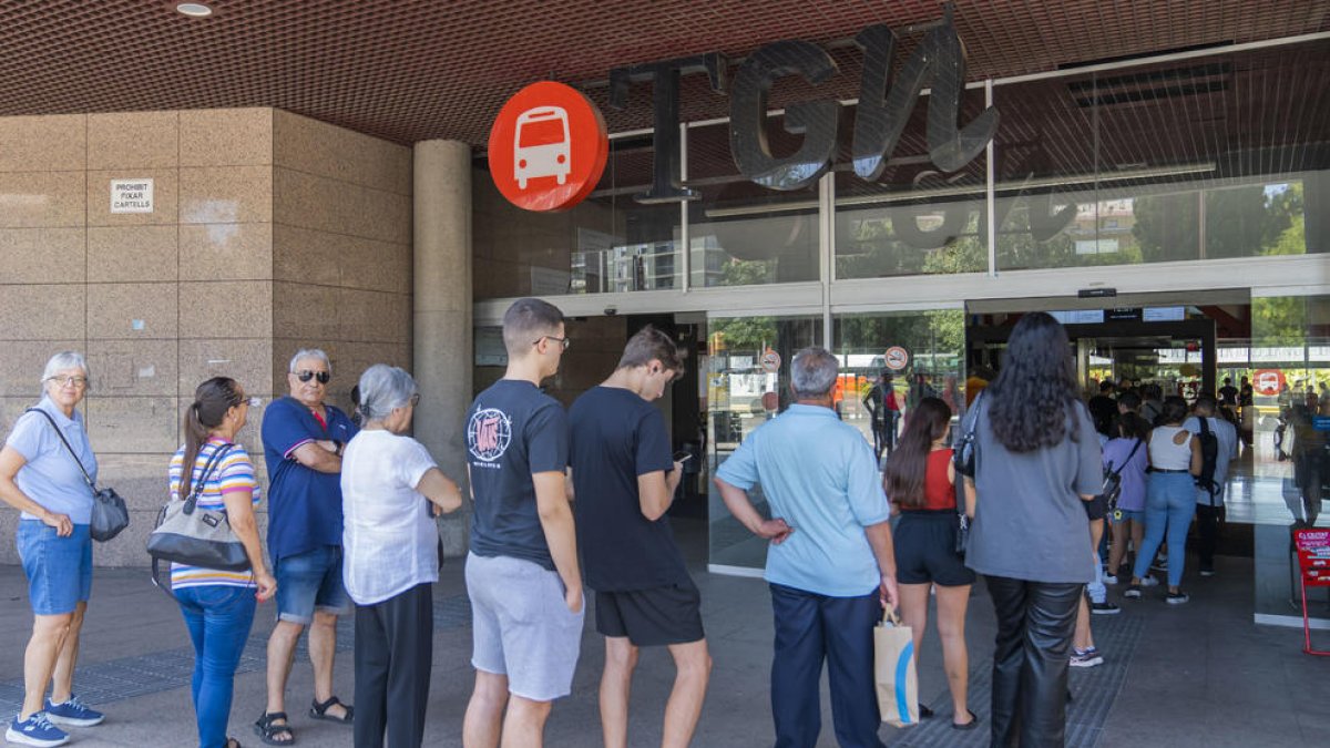 Les cues i la sorpresa protagonitzen el primer dia dels descomptes de l'EMT a Tarragona