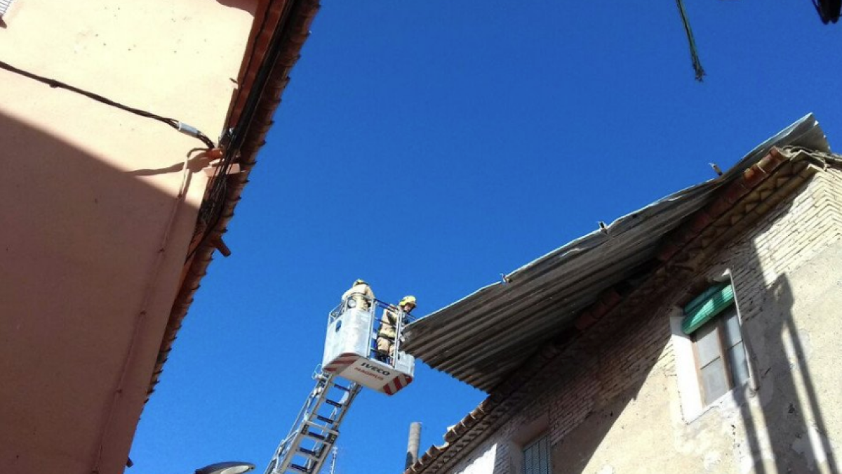 El viento arranca el tejado metálico de una vivienda de Benissanet