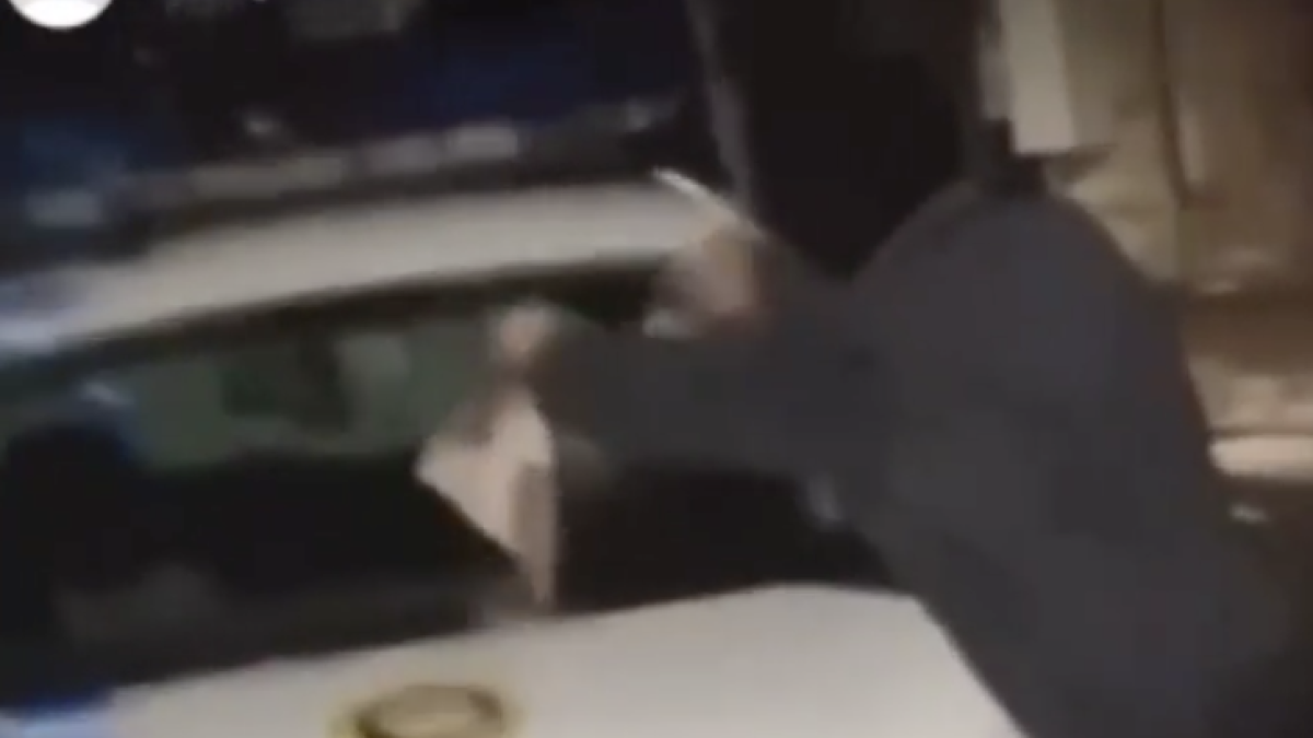 Así quemaron un coche de la Policía Local de Valls delante de la comisaría