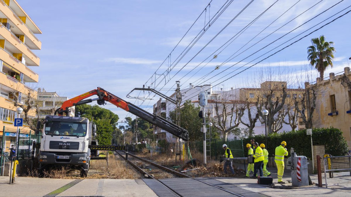 Adif da el primer paso para quitar las vías del tren entre Vandellòs y Salou